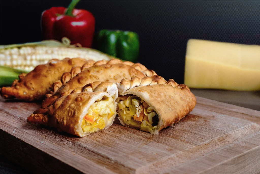 Empanadas recién horneadas sobre tabla de madera