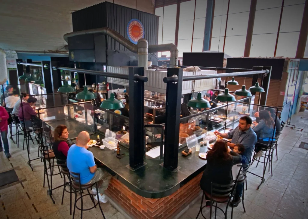 La cocina y la barra de Parrilla Don Beto con comensales